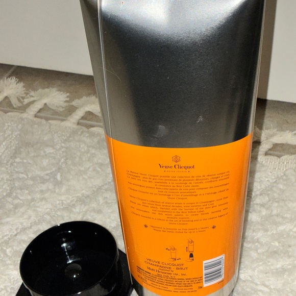 Veuve Clicquot tube of paint champagne case Made in France with Totes. - Picture 16 of 16
